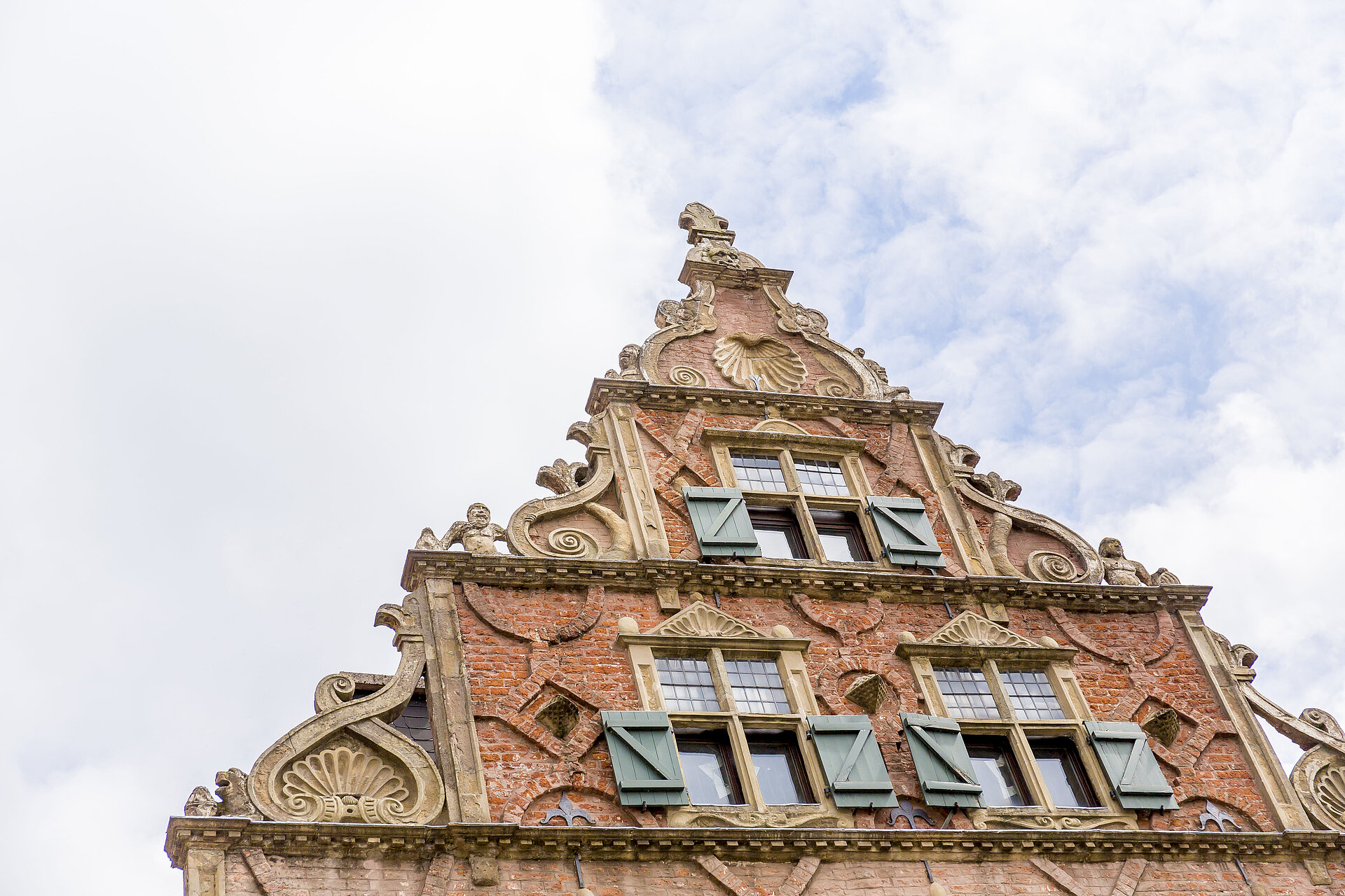 Sanierung Sandsteinfassade Giebelansicht