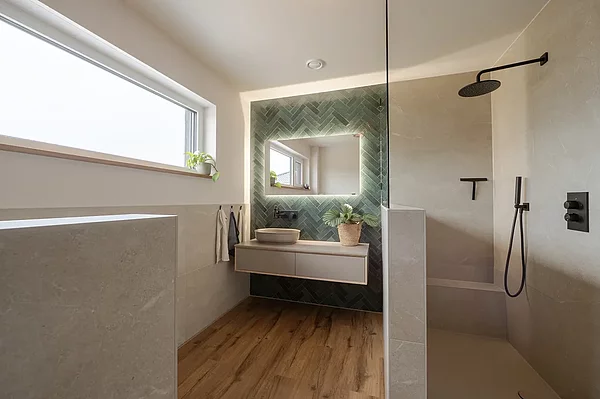 Badezimmer mit Holzoptik