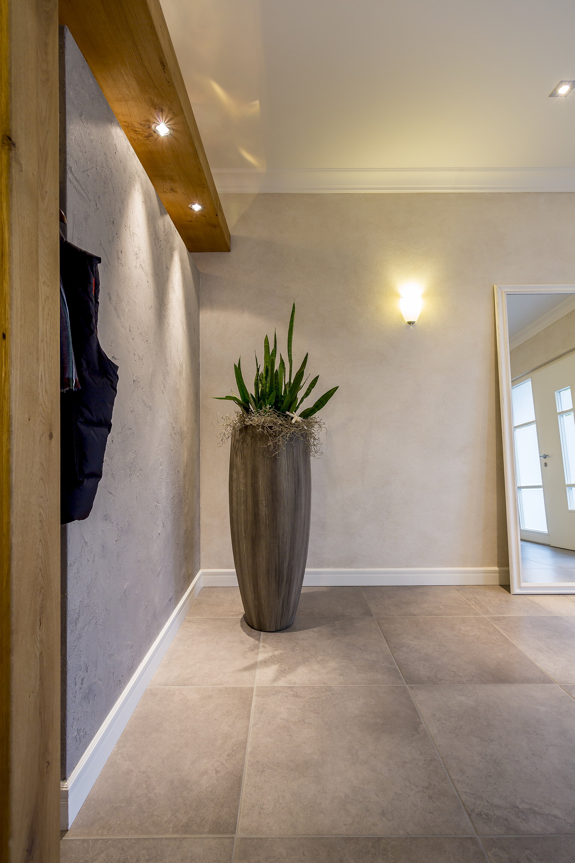 Moderne Stuckleiste als dezenter Übergang zwischen Wand und Decke