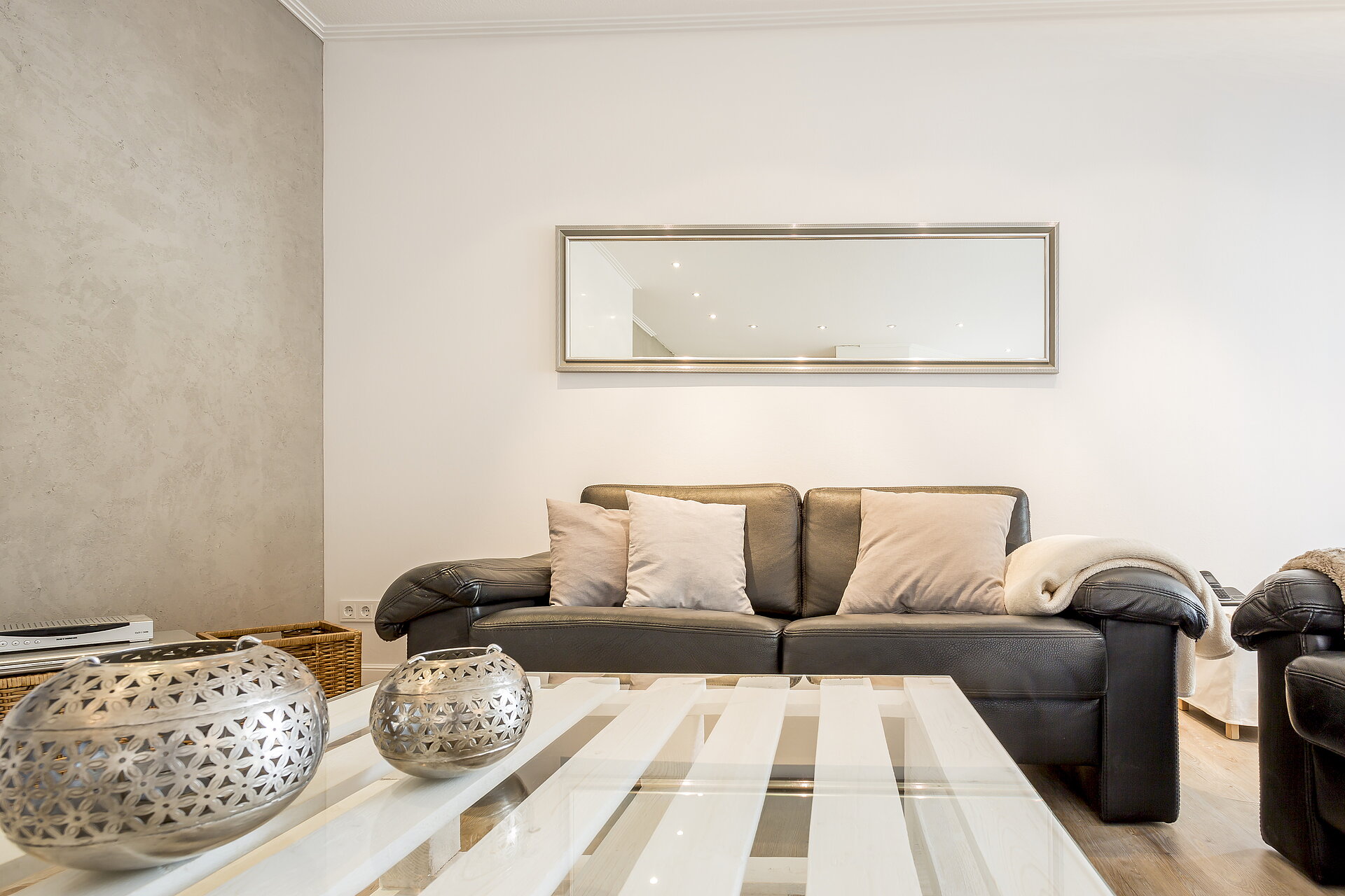 Betonoptik-Wand im Wohnzimmer als stilvoller Abschluss eines modernen Wohnkonzepts