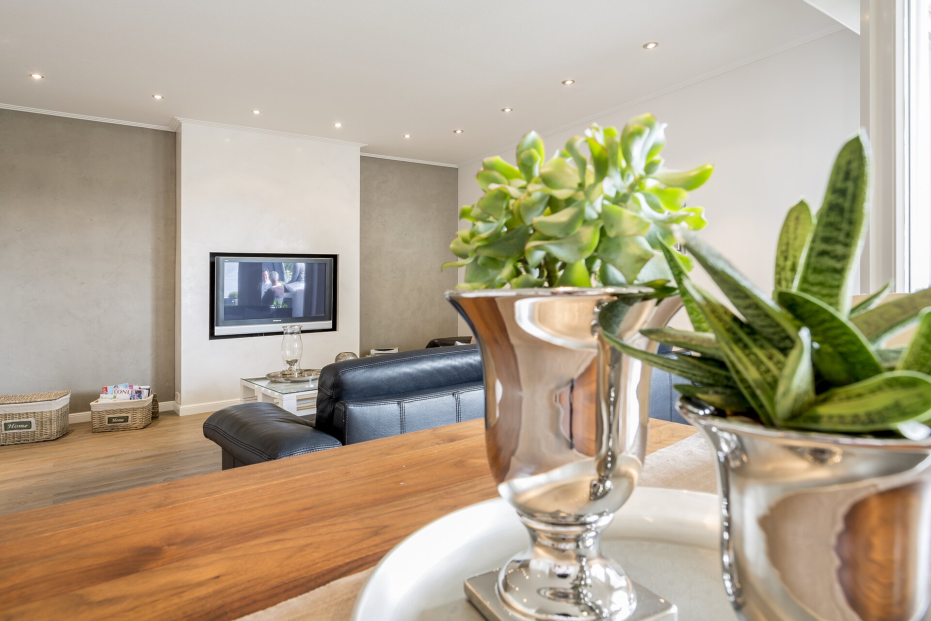 Betonoptik im Wohnzimmer kombiniert mit warmem Licht und klaren Linien