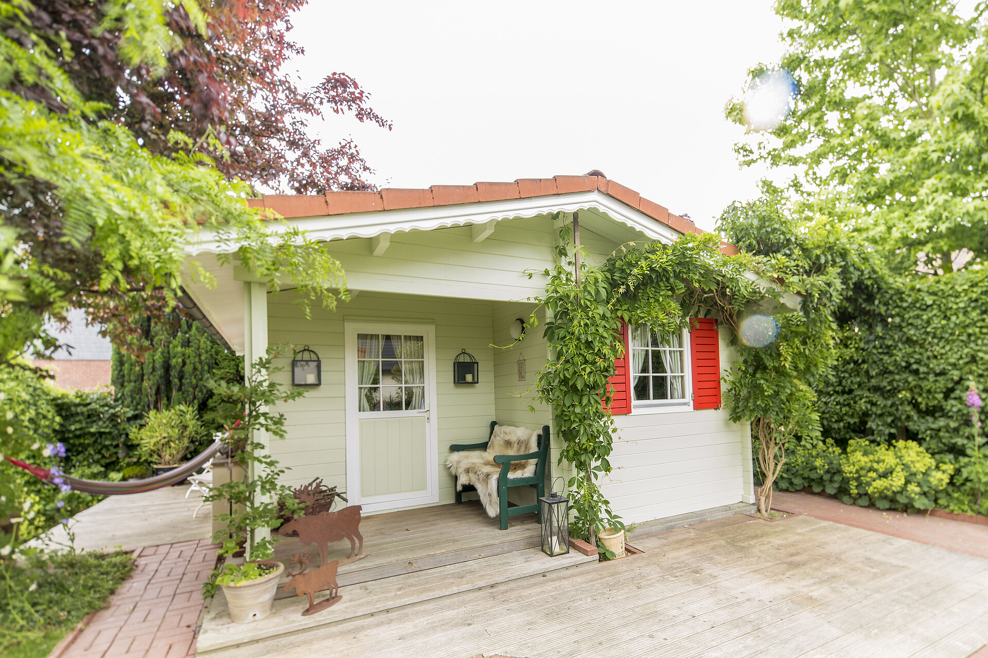 Gartenhaus mit zweifarbigem Anstrich