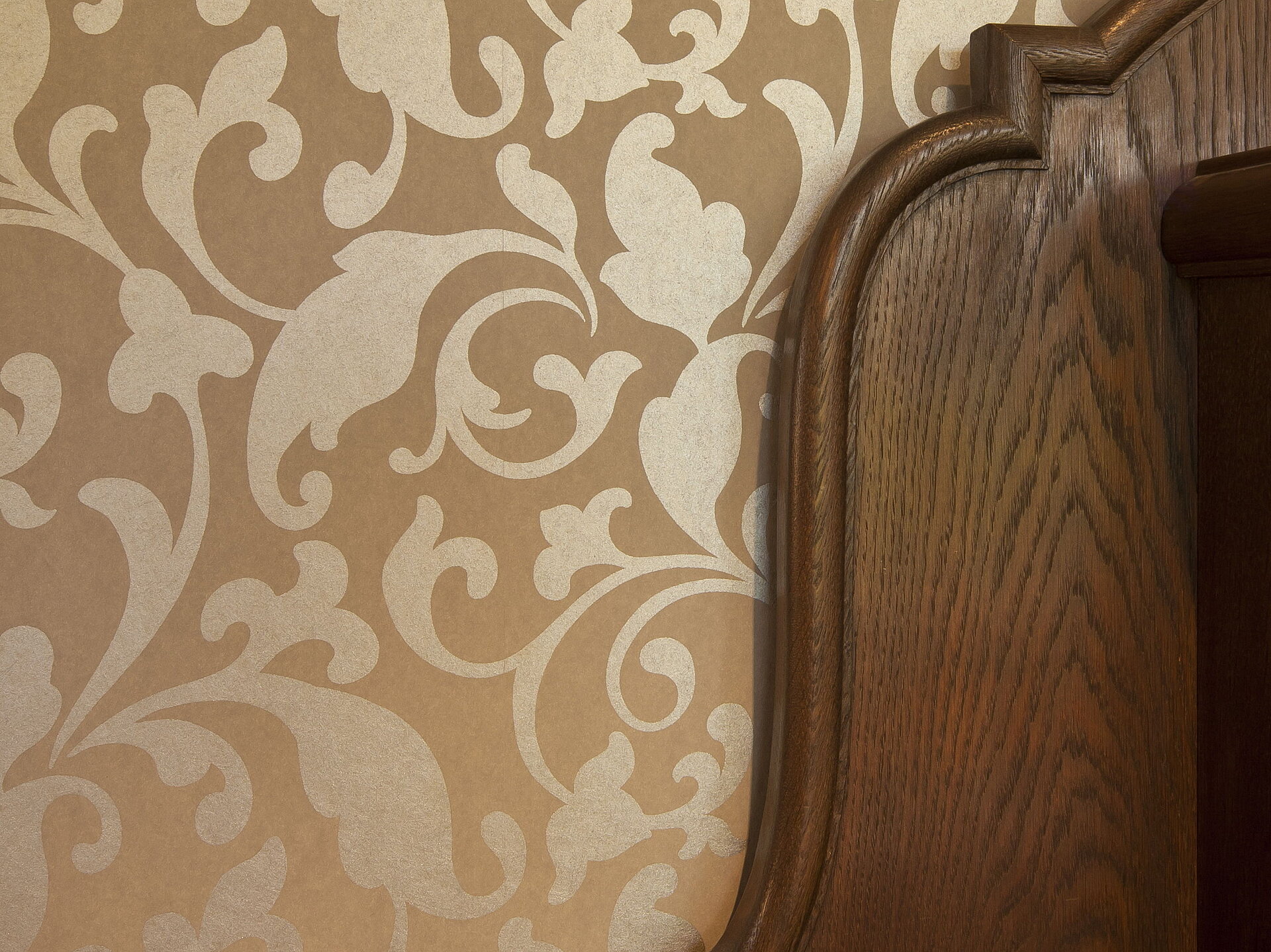 Designtapete mit Holzmöbel