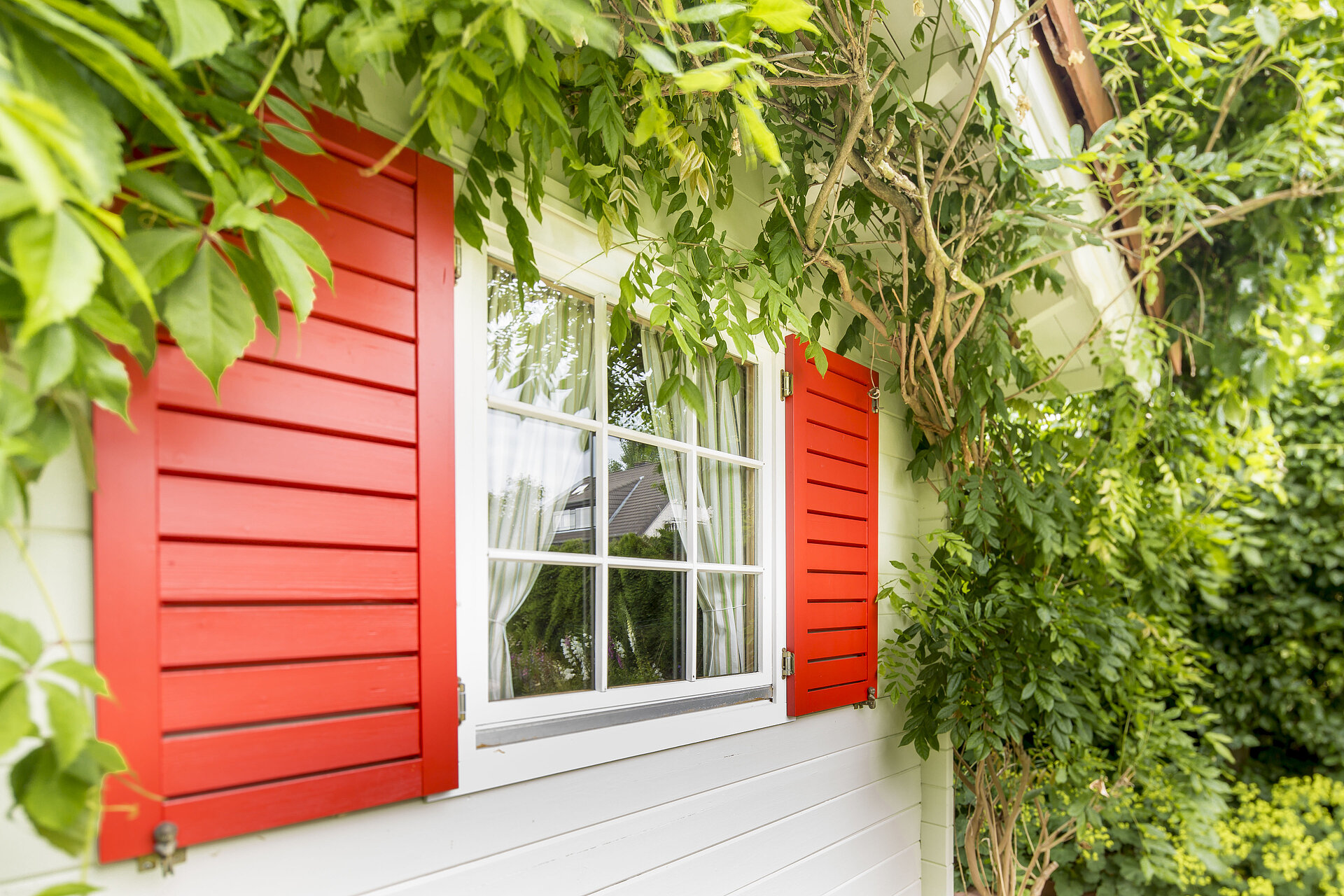 Nahaufnahme Gartenhaus in rot weiß